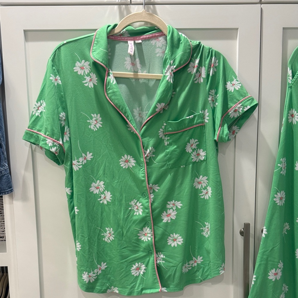 Green Daisy-Print Women's Pajama Set - Short Sleeve Top & Pants - Picture 2 of 7